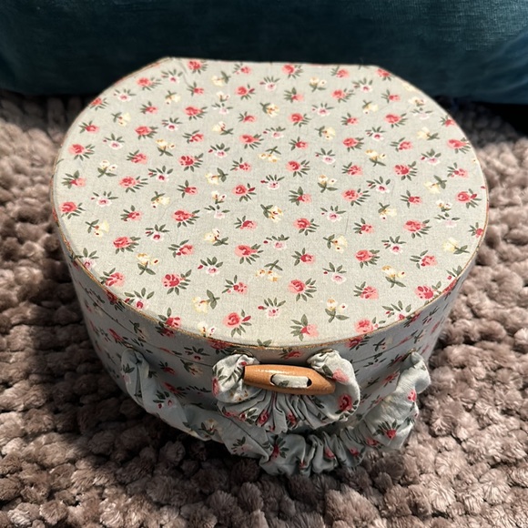 DOLL in a suitcase box with a set of dresses - Picture 9 of 15